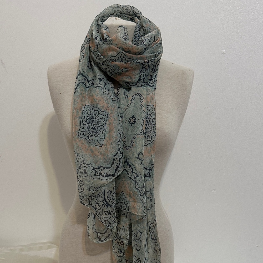 Chic Patterned Scarf - green  and Cream